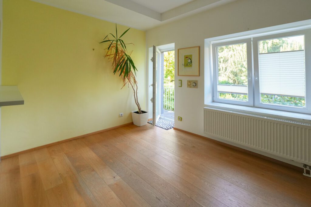 Essbereich mit Zugang zum Balkon