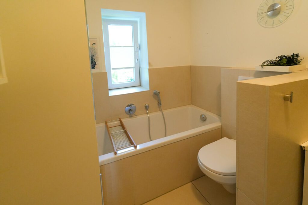 Badezimmer mit Badewanne und Dusche