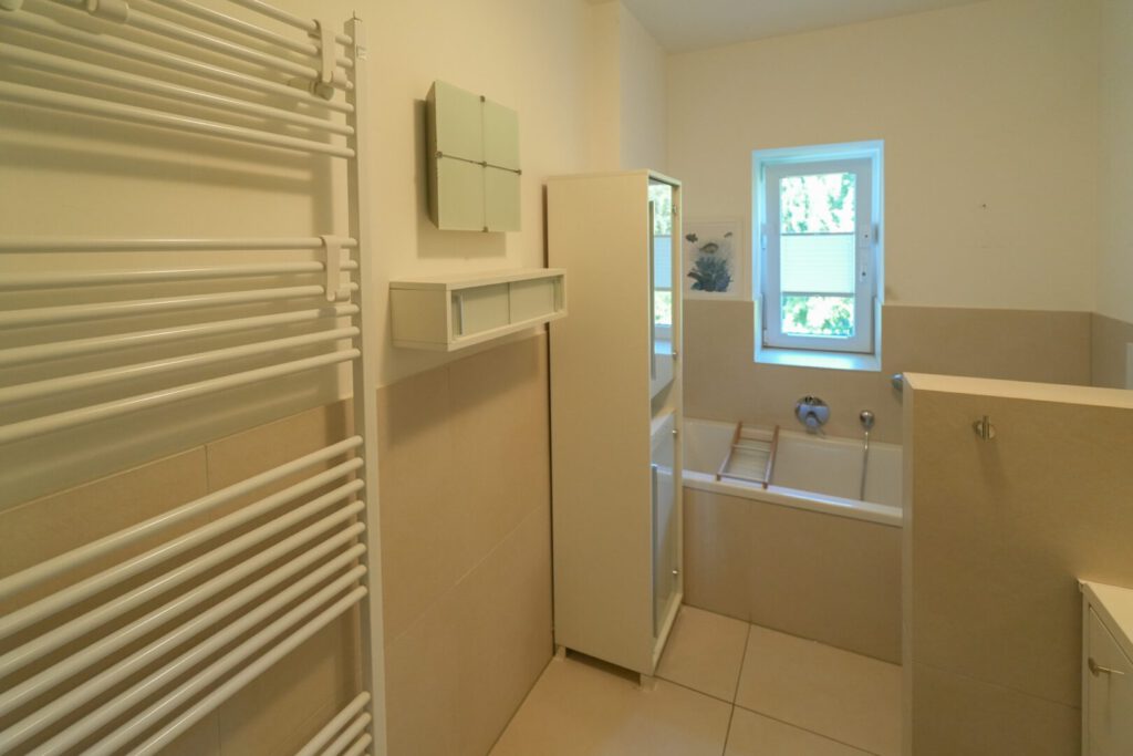 Badezimmer mit Badewanne und Dusche