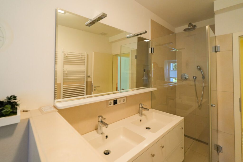 Badezimmer mit Badewanne und Dusche